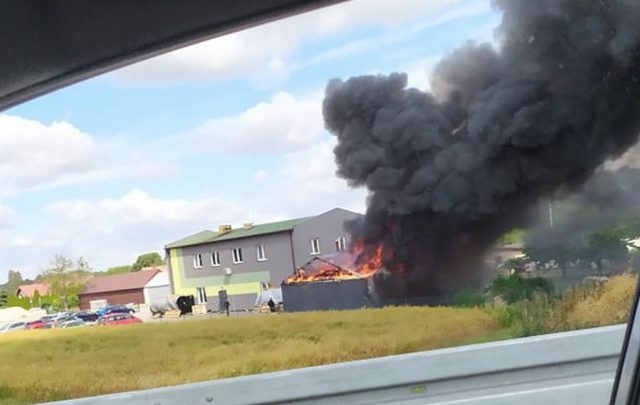 Strażacy gaszą pożar budynku magazynowego w Maryninie (wideo, zdjęcia)