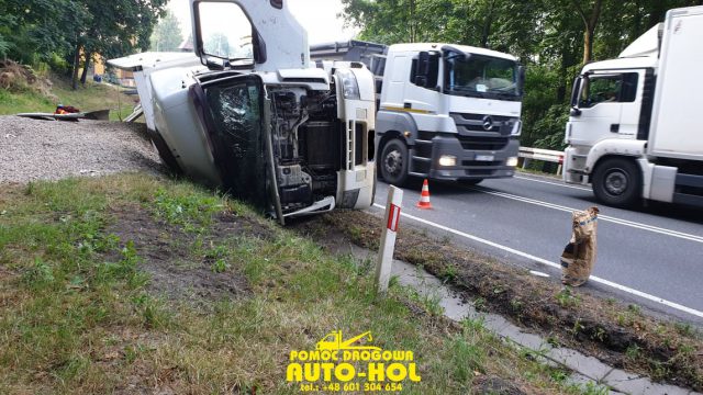 Na krajowej 74 przewrócił się pojazd ciężarowy. Utrudnienia w ruchu na trasie Annopol – Kraśnik (zdjęcia)