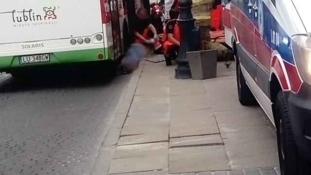 Mężczyzna wpadł pod autobus. Strażacy musieli podnosić pojazd, aby wydobyć poszkodowanego (zdjęcia)