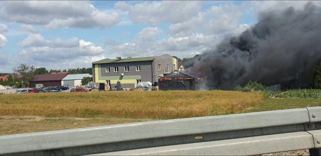 Strażacy gaszą pożar budynku magazynowego w Maryninie (wideo, zdjęcia)