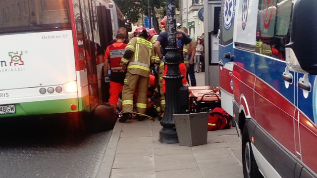 Mężczyzna wpadł pod autobus. Strażacy musieli podnosić pojazd, aby wydobyć poszkodowanego (zdjęcia)