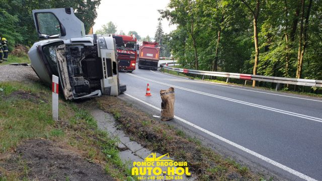 Na krajowej 74 przewrócił się pojazd ciężarowy. Utrudnienia w ruchu na trasie Annopol – Kraśnik (zdjęcia)