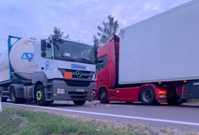 Zderzenie ciężarówki z volkswagenem na krajowej 19. Utrudnienia w ruchu na trasie Janów Lubelski – Rzeszów (zdjęcia)