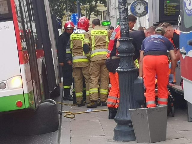 Mężczyzna wpadł pod autobus. Strażacy musieli podnosić pojazd, aby wydobyć poszkodowanego (zdjęcia)