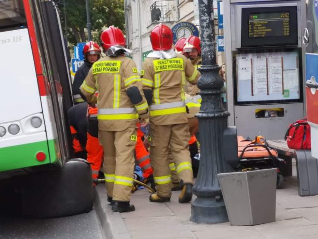 Mężczyzna wpadł pod autobus. Strażacy musieli podnosić pojazd, aby wydobyć poszkodowanego (zdjęcia)