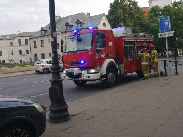 Mężczyzna wpadł pod autobus. Strażacy musieli podnosić pojazd, aby wydobyć poszkodowanego (zdjęcia)