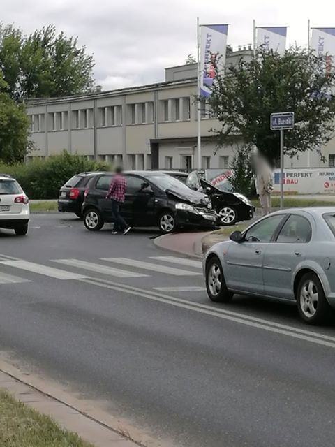 Zderzenie dwóch aut na skrzyżowaniu. Utrudnienia w ruchu na ul. Związkowej (zdjęcia)