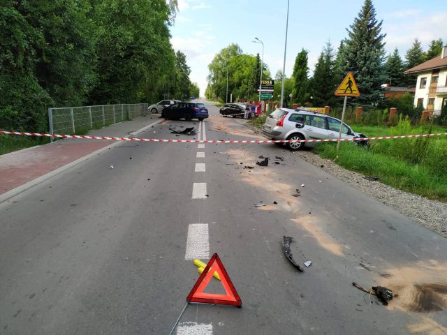 Zderzenie forda z renaultem koło Lublina. Droga jest całkowicie zablokowana (zdjęcia)