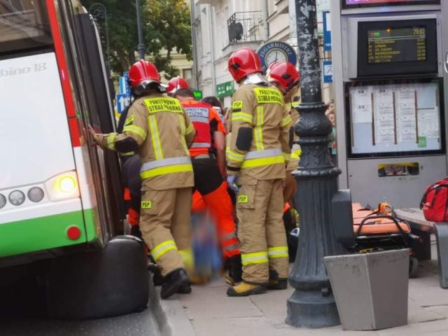 Mężczyzna wpadł pod autobus. Strażacy musieli podnosić pojazd, aby wydobyć poszkodowanego (zdjęcia)