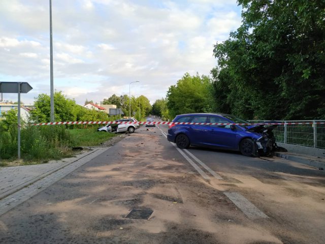 Zderzenie forda z renaultem koło Lublina. Droga jest całkowicie zablokowana (zdjęcia)