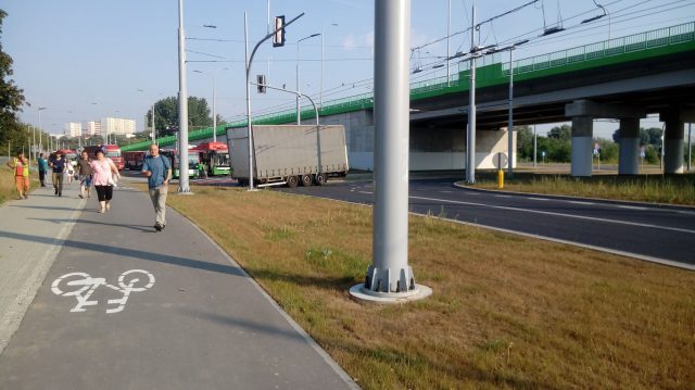 Od ciężarówki oderwała się przyczepa. Zablokowany ruch na ul. Krochmalnej (wideo, zdjęcia)