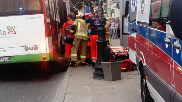 Mężczyzna wpadł pod autobus. Strażacy musieli podnosić pojazd, aby wydobyć poszkodowanego (zdjęcia)