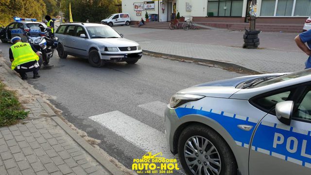 Zderzyła się z policyjnym motocyklem, funkcjonariusz trafił do szpitala (zdjęcia)