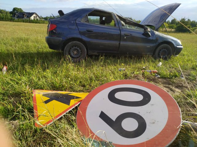 Citroen wypadł z drogi i dachował na polu. Kierowca uciekł (zdjęcia)