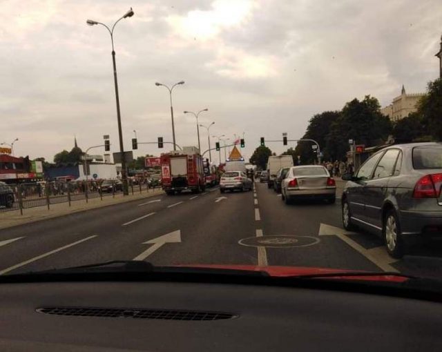 Zderzenie dwóch pojazdów w rejonie zamku. Utrudnienia w ruchu na pasie w kierunku Zamościa (zdjęcia)