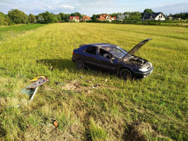 Citroen wypadł z drogi i dachował na polu. Kierowca uciekł (zdjęcia)