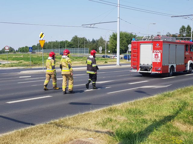 Utrudnienia w ruchu na ul. Choiny i Wojtasa. Strażacy usuwają plamę oleju (zdjęcia)