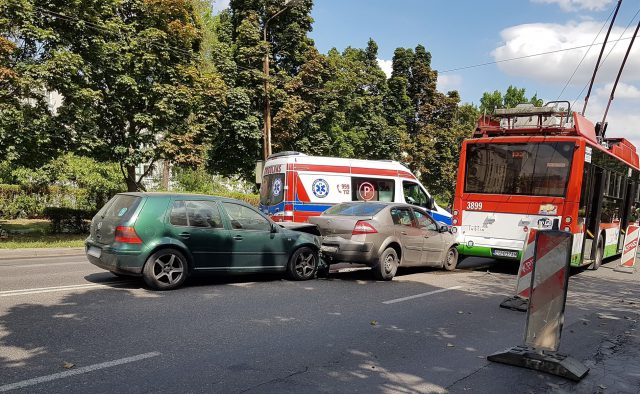 Zderzenie trzech pojazdów w centrum Lublina. Duże utrudnienia w ruchu (zdjęcia)