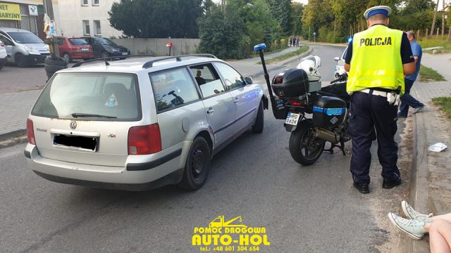 Zderzyła się z policyjnym motocyklem, funkcjonariusz trafił do szpitala (zdjęcia)