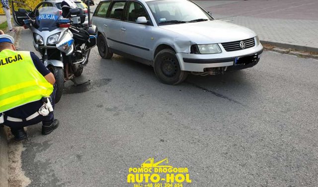 Zderzyła się z policyjnym motocyklem, funkcjonariusz trafił do szpitala (zdjęcia)