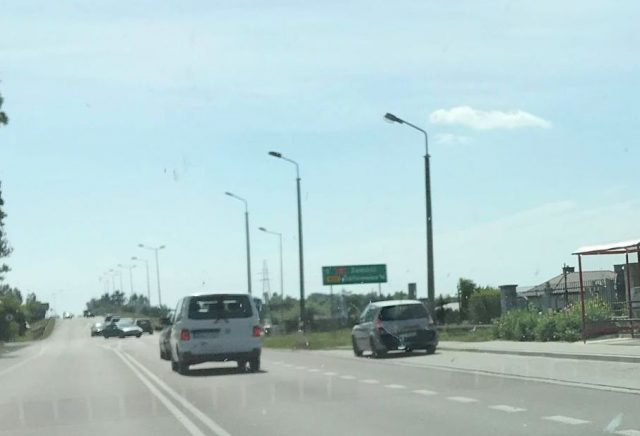 Zderzenie trzech aut na krajowej 17. Utrudnienia w ruchu na wjeździe do Zamościa (zdjęcia)