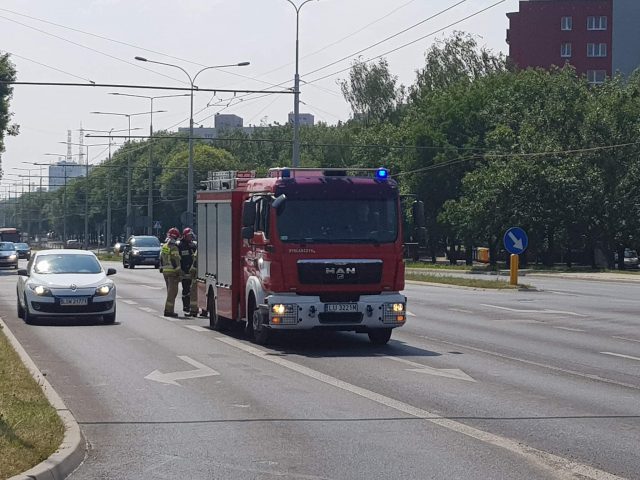 Utrudnienia w ruchu na ul. Choiny i Wojtasa. Strażacy usuwają plamę oleju (zdjęcia)