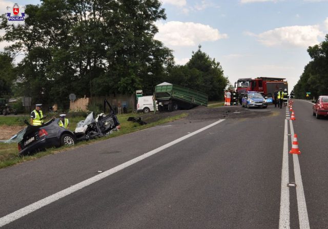 Tragiczny wypadek na krajowej 17. Nie żyje pasażer volkswagena (zdjęcia)