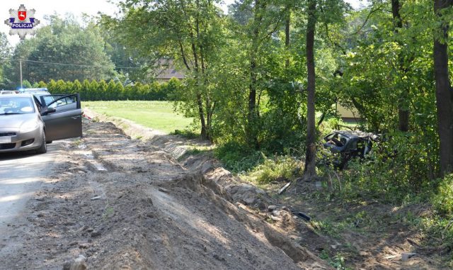 Citroen wypadł z drogi i uderzył w drzewo. Interweniował śmigłowiec Lotniczego Pogotowia Ratunkowego (zdjęcia)