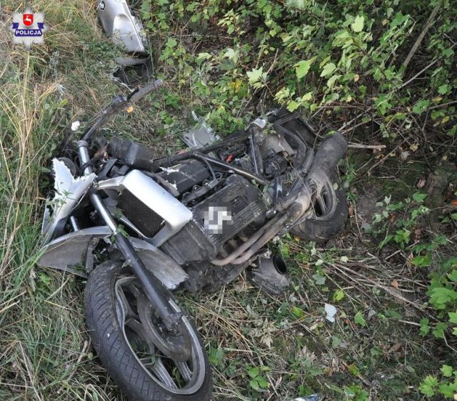 Ściął motocyklem znak drogowy, mężczyzna zmarł na miejscu (zdjęcia)