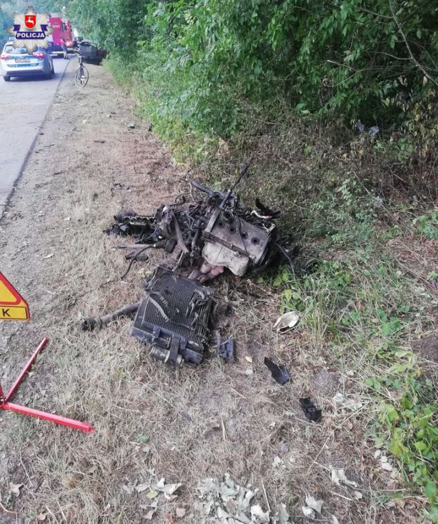 Audi uderzyło w drzewa, z pojazdu wypadł silnik (zdjęcia)