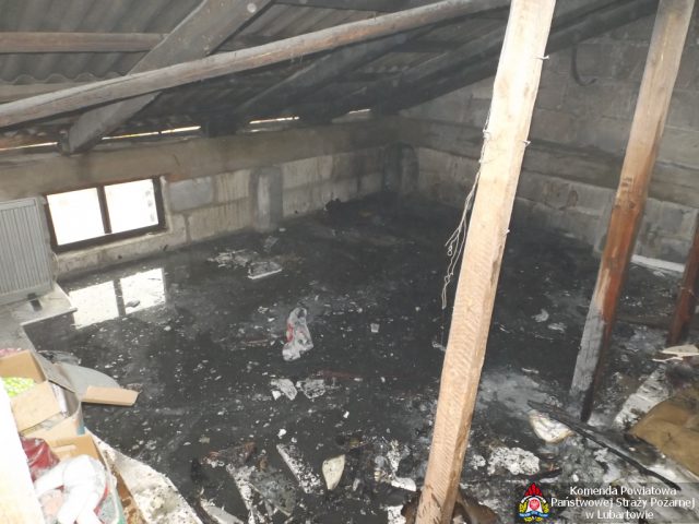 Pożar domu od uderzenia pioruna na terenie powiatu lubartowskiego (zdjęcia)