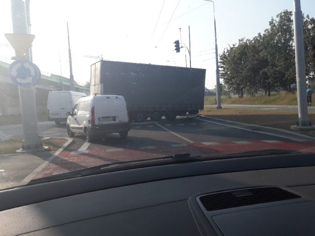 Od ciężarówki oderwała się przyczepa. Zablokowany ruch na ul. Krochmalnej (wideo, zdjęcia)