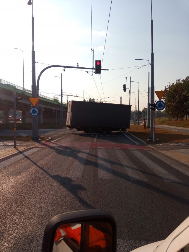 Od ciężarówki oderwała się przyczepa. Zablokowany ruch na ul. Krochmalnej (wideo, zdjęcia)