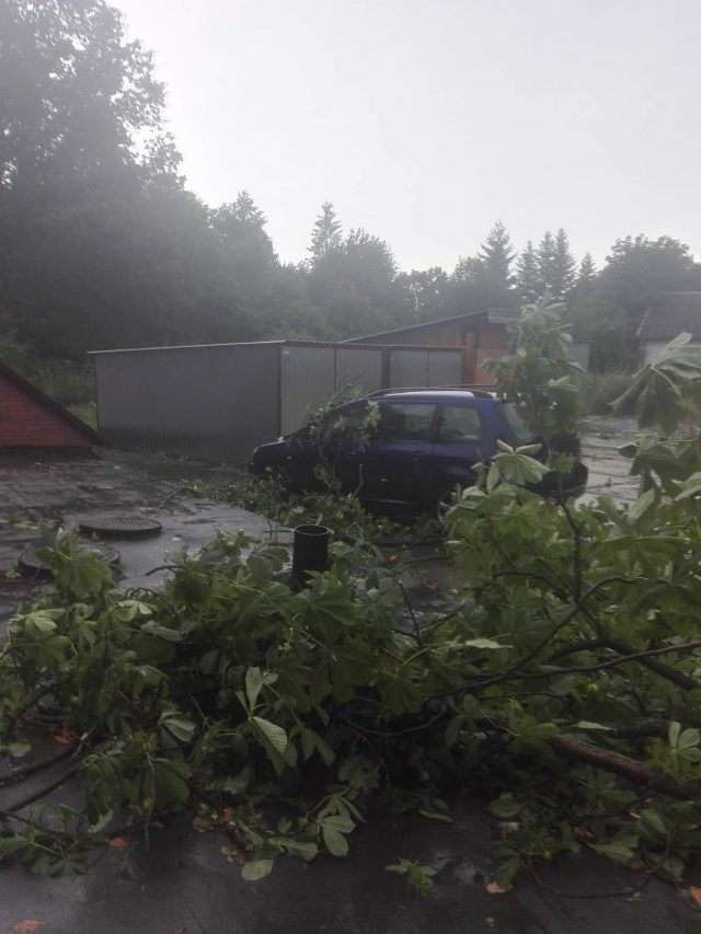 Nad regionem groźne burze. Zerwane dachy, połamane drzewa po nawałnicy w Gościeradowie (wideo, zdjęcia)