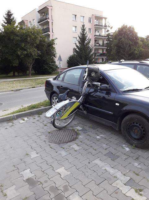 Ktoś wybił szybę w volkswagenie i włożył do auta rower miejski (zdjęcia)