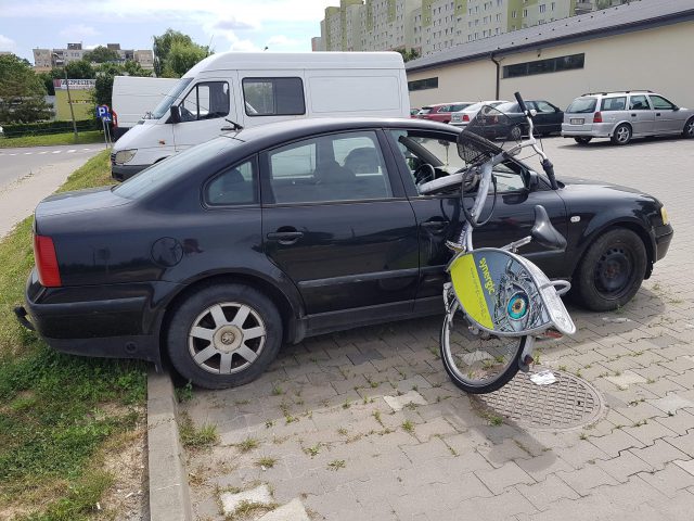 Ktoś wybił szybę w volkswagenie i włożył do auta rower miejski (zdjęcia)