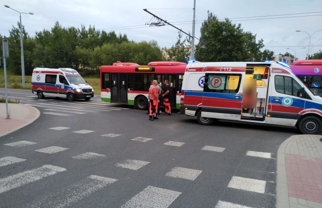 Kierowca autobusu uniknął zderzenia, ranni zostali pasażerowie. „Uszkodzone uzębienie i potłuczenia” (zdjęcia)