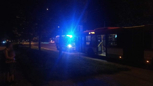 Zajechał drogę autobusowi, pasażerowie upadali na podłogę. Jedna osoba jest ranna (zdjęcia)