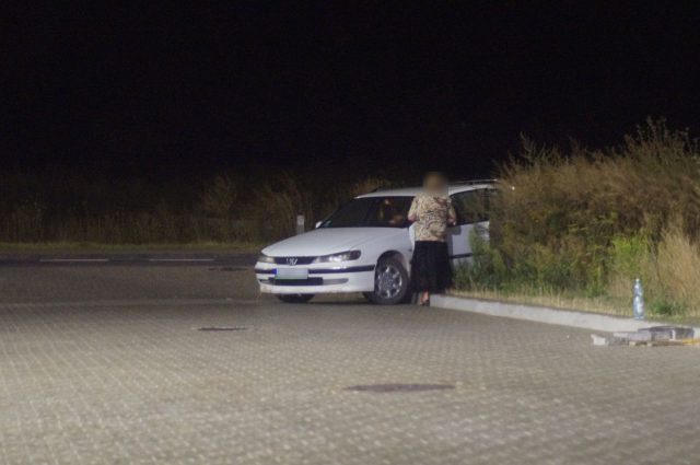 Wjechał w znak, nie mógł wyjechać z parkingu. Mieszkańcy powiadomili policję (zdjęcia)