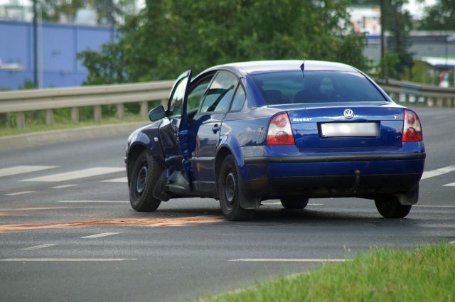 Zderzenie audi z volkswagenem na rondzie przy Makro. Są utrudnienia w ruchu (zdjęcia)