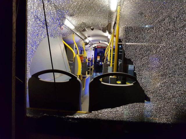 Trolejbus uderzył w słup w centrum Lublina. Kierowca pomylił trasy (zdjęcia, wideo)