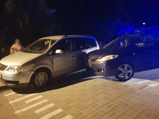 Obywatelka Bułgarii wjechała w zaparkowane auta. Nie miała uprawnień do kierowania (zdjęcia)