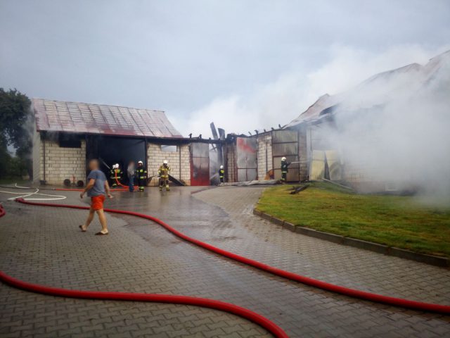 Budynek stanął w płomieniach. Spłonęły ciągniki i maszyny rolnicze (zdjęcia)