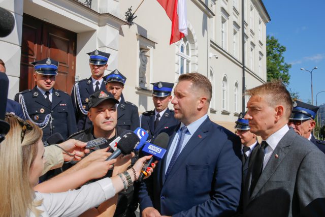 Strażacy ruszyli na ratunek, powódź zalała im samochody. Otrzymali pieniądze na ich naprawę oraz dyplomy (zdjęcia)