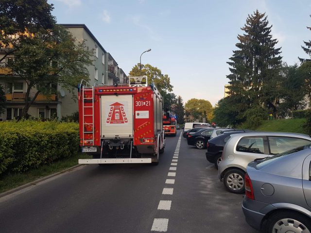 Ratownik medyczny wchodził po balkonach, aby uratować usiłującą skoczyć kobietę