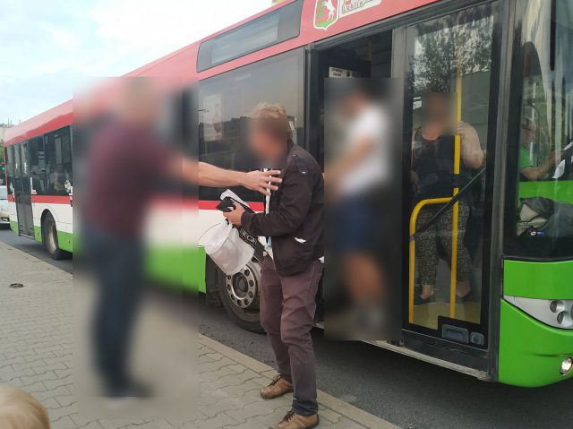 Awanturował się w autobusie, zaatakował jedną z pasażerek. Agresywny mężczyzna zatrzymany (zdjęcia)