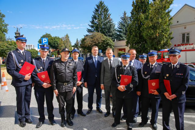 Strażacy ruszyli na ratunek, powódź zalała im samochody. Otrzymali pieniądze na ich naprawę oraz dyplomy (zdjęcia)