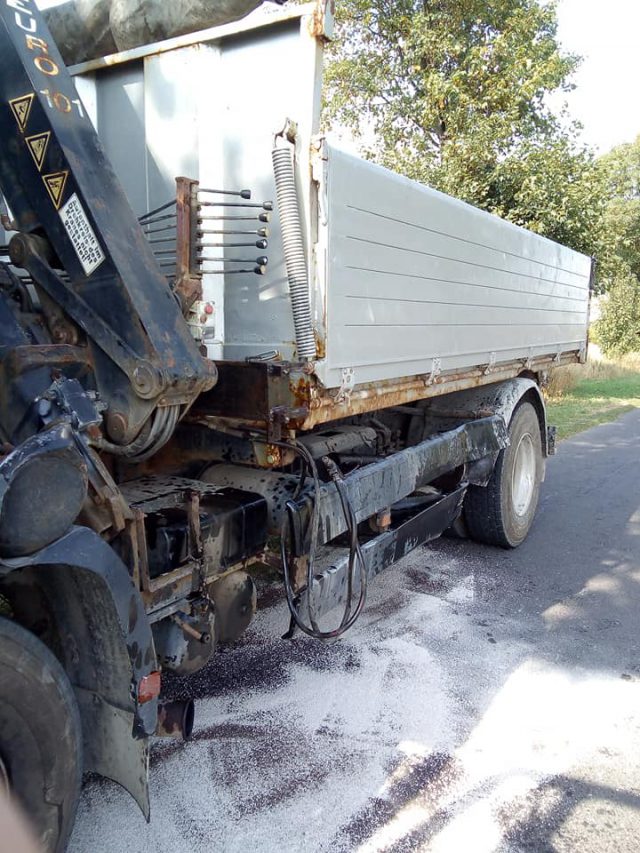 Z ciężarówki wysunęła się podpora HDS-u, uderzył w nią ford. Dwie osoby poszkodowane (zdjęcia)