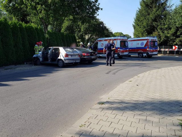 Zderzenie skody z volkswagenem na skrzyżowaniu. Trzy osoby w szpitalu (zdjęcia)