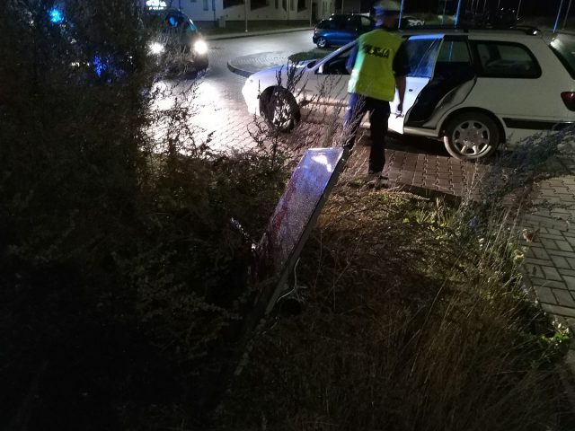 Wjechał w znak, nie mógł wyjechać z parkingu. Mieszkańcy powiadomili policję (zdjęcia)